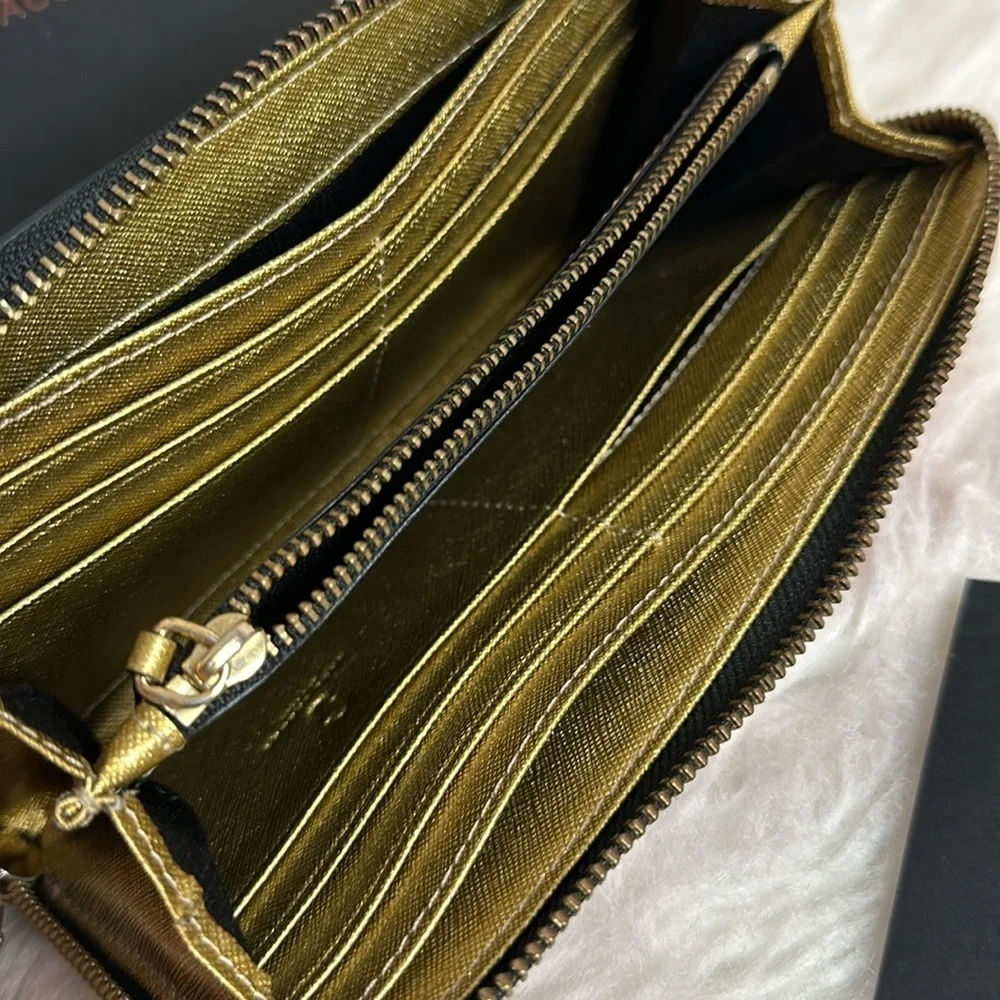 💯Authentic Marc by Marc Jacobs Orange Zip Wallet🍀